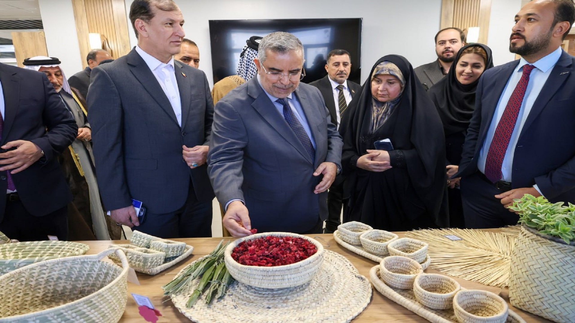 آغاز به کار نمایشگاه تولیدات کشاورزی اعضا اتاق بازرگانی اهواز با حضور وزیر کشاورزی عراق و هیات تجاری همراه